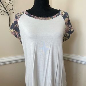 Coco & Main Women’s Raglan Style T-shirt- Large